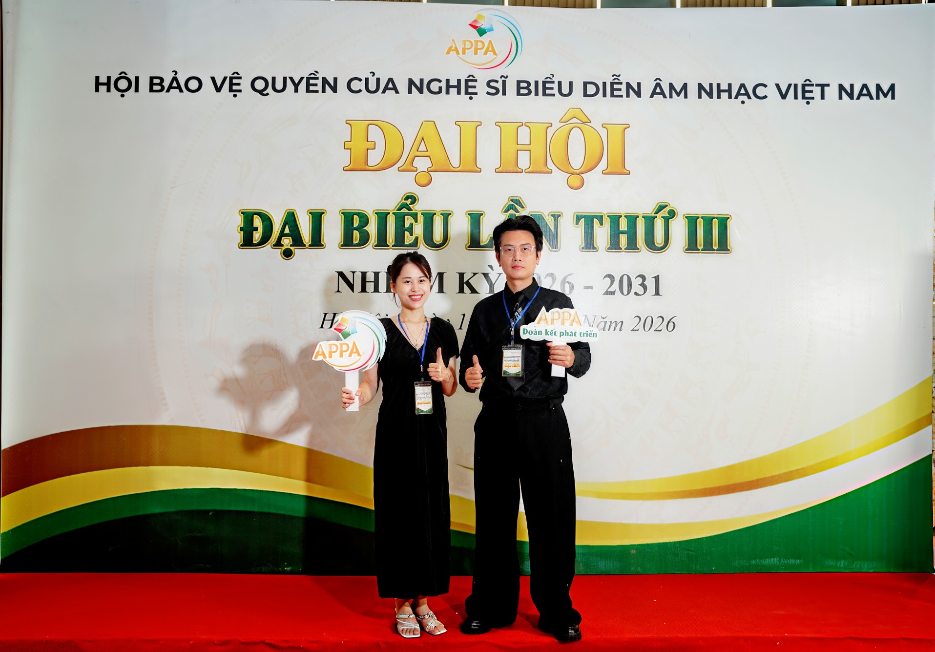 Bà Hồng Hạnh giám đốc Thanh Hoa Media chúc mừng Đạo diễn Dương Tuấn Khanh trúng cử Đại Biểu Đại Hội Toàn Quốc Lần III - APPA VIỆT NAM